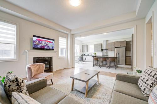 Richmond Hill Apartment | Modern Spacious Luxury detached-House new in RH