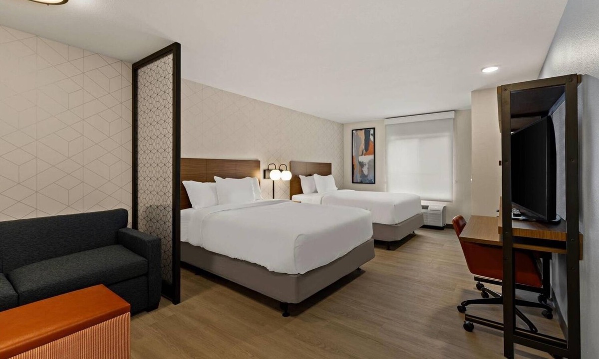 Newnan Hotel | Modern & Spacious Stay in Central Location | Kitchen, Gym Access | Free Parking!