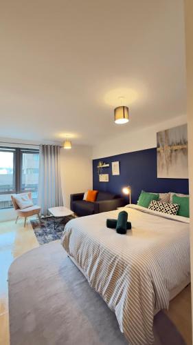 East Acton Apartment | Modern spacious Studio opposite station II