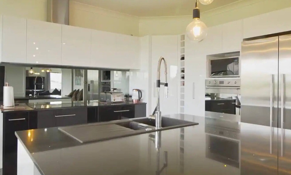 Te Rapa Apartment | Modern & Spacious Upper Level Apartment with views