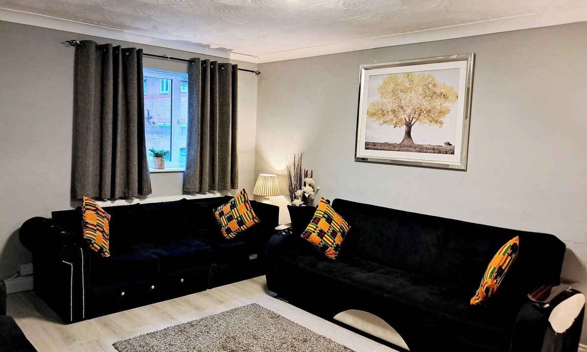 Custom House House | Modern & Spacious - Walk to London ExCEL- Parking