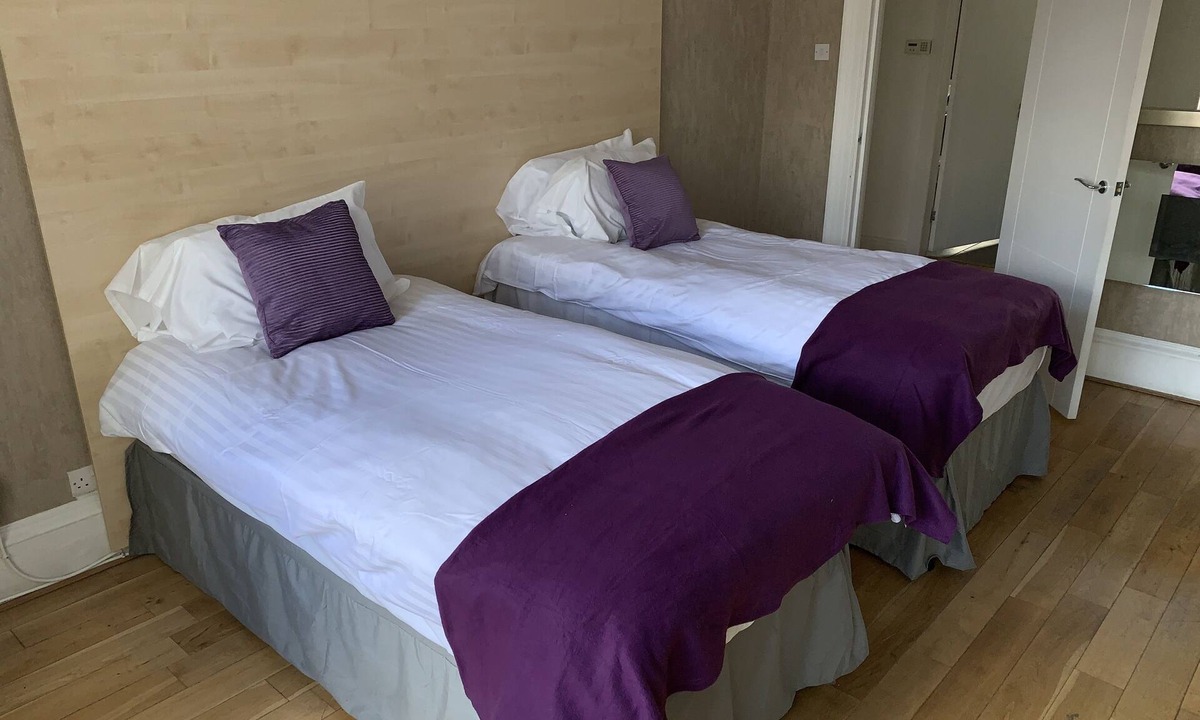 Larkhall Apartment | Modern Split Level Serviced Apartment