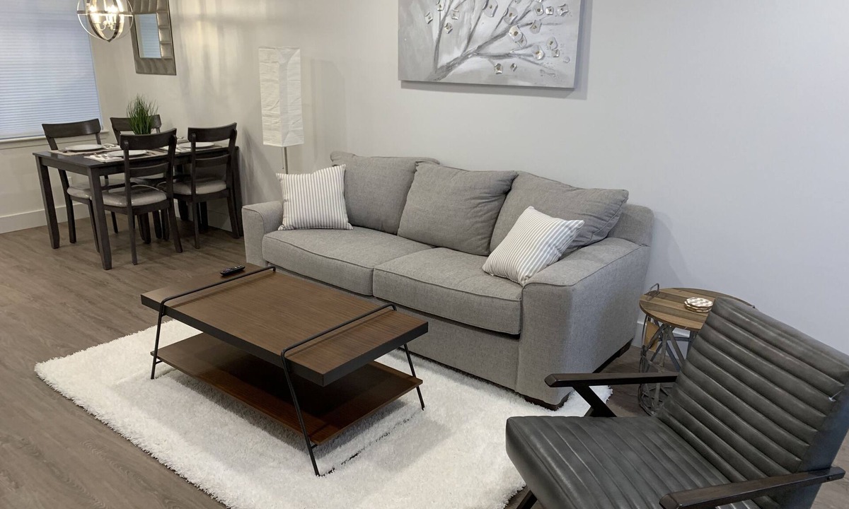 College Park Condo | Modern Springhill condo with pool, desirable location!