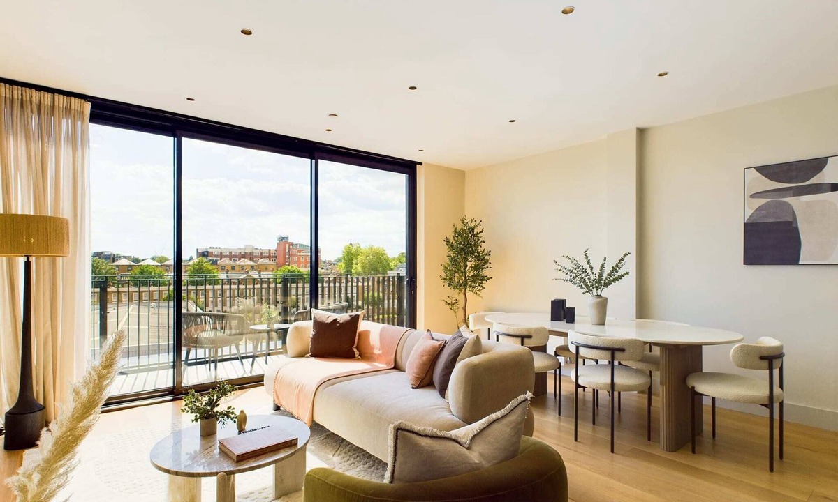 St. Pancras and Somers Town Apartment | Modern St Pancras Apartment with Large Balcony