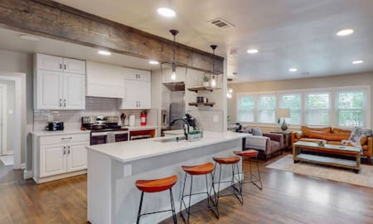 Central Arlington House | Modern Stay | 10 Min Walk From AT&T Stadium