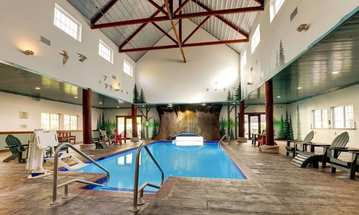 Johnston Hotel | Modern Stay in Johnston w/Pool and hot tub Access | 0.3 mi to Back Roads Lounge