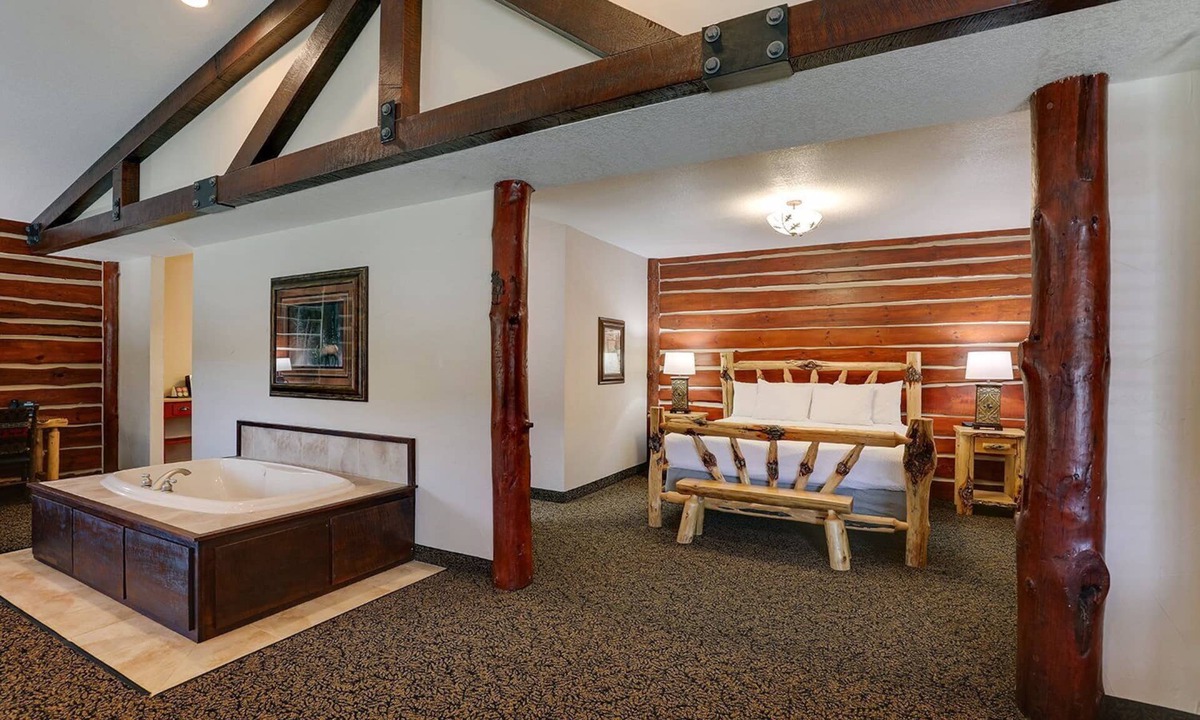 Johnston Hotel | Modern Stay in Johnston w/Pool | Pet- Friendly | 4.5 mi to Greenbelt Trail