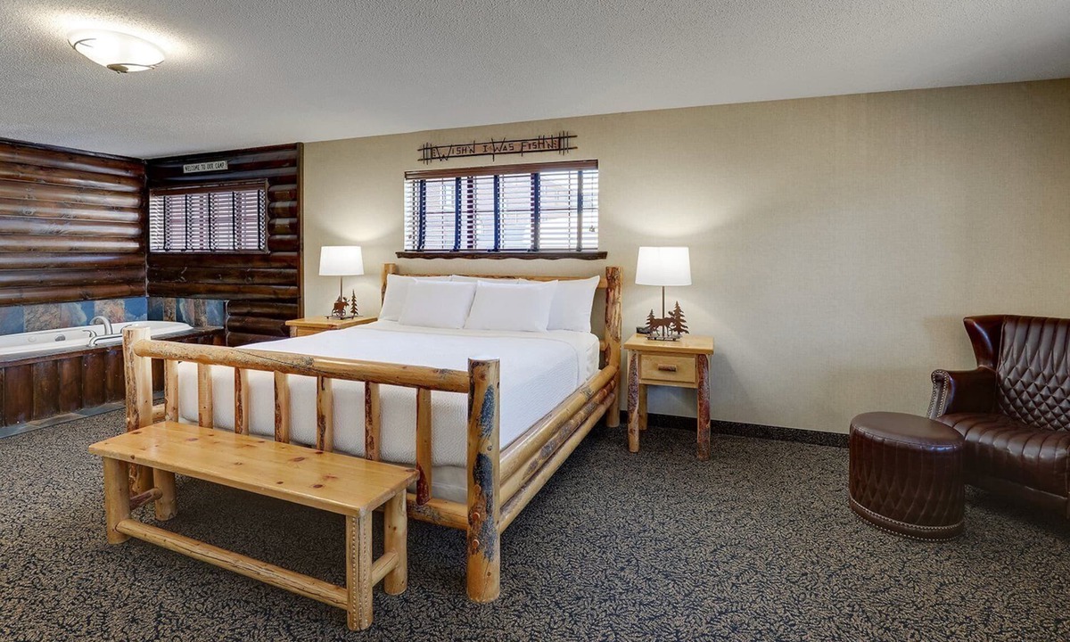 Moline Hotel | Modern Stay in Moline | 0.5 mi to Vibrant Arena at The MARK
