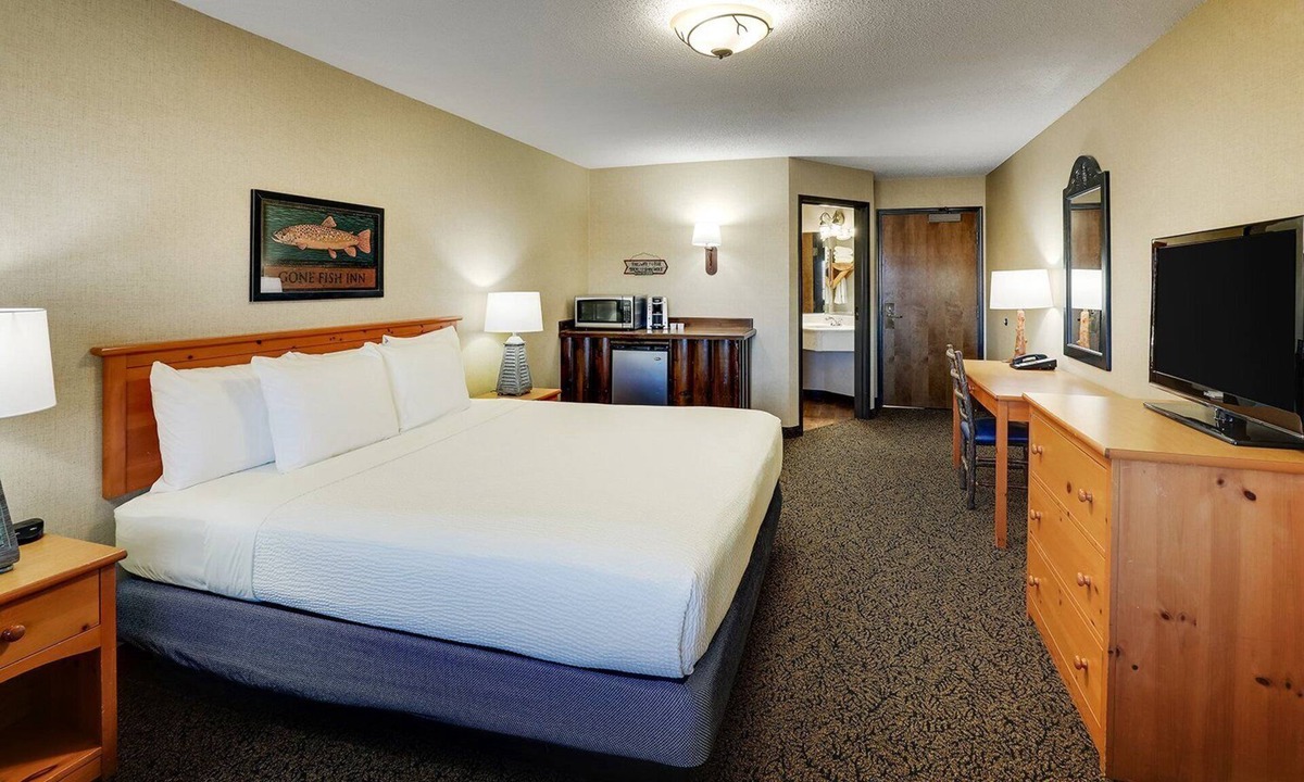 Moline Hotel | Modern Stay in Moline | 4.0 mi to Figge Art Museum | Downtown Attractions