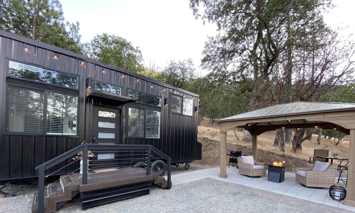 Gold Hill Apartment | Modern stay in the country