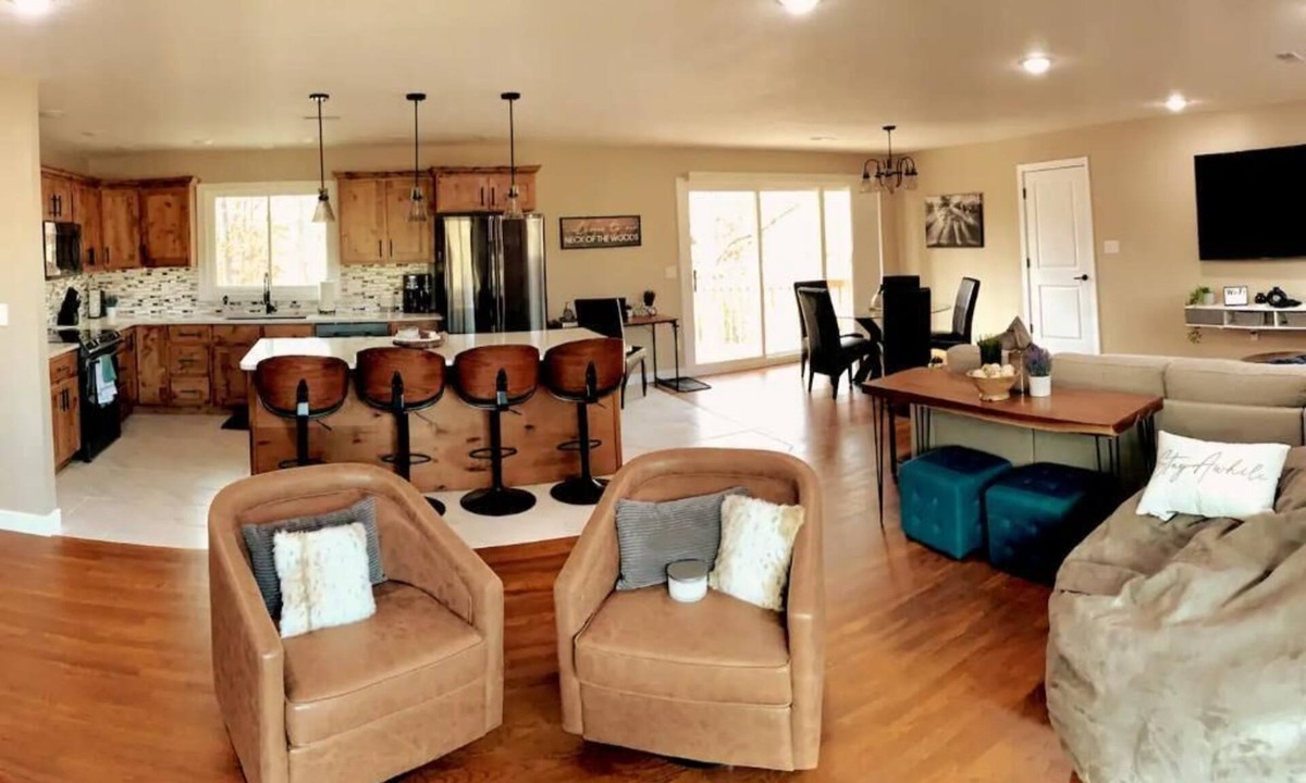 Columbia House | Modern Staycation
