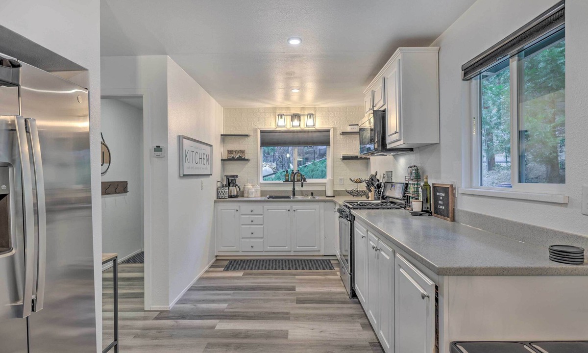 Strawberry Cabin | Modern Strawberry Cabin w/Deck & Fire Pit