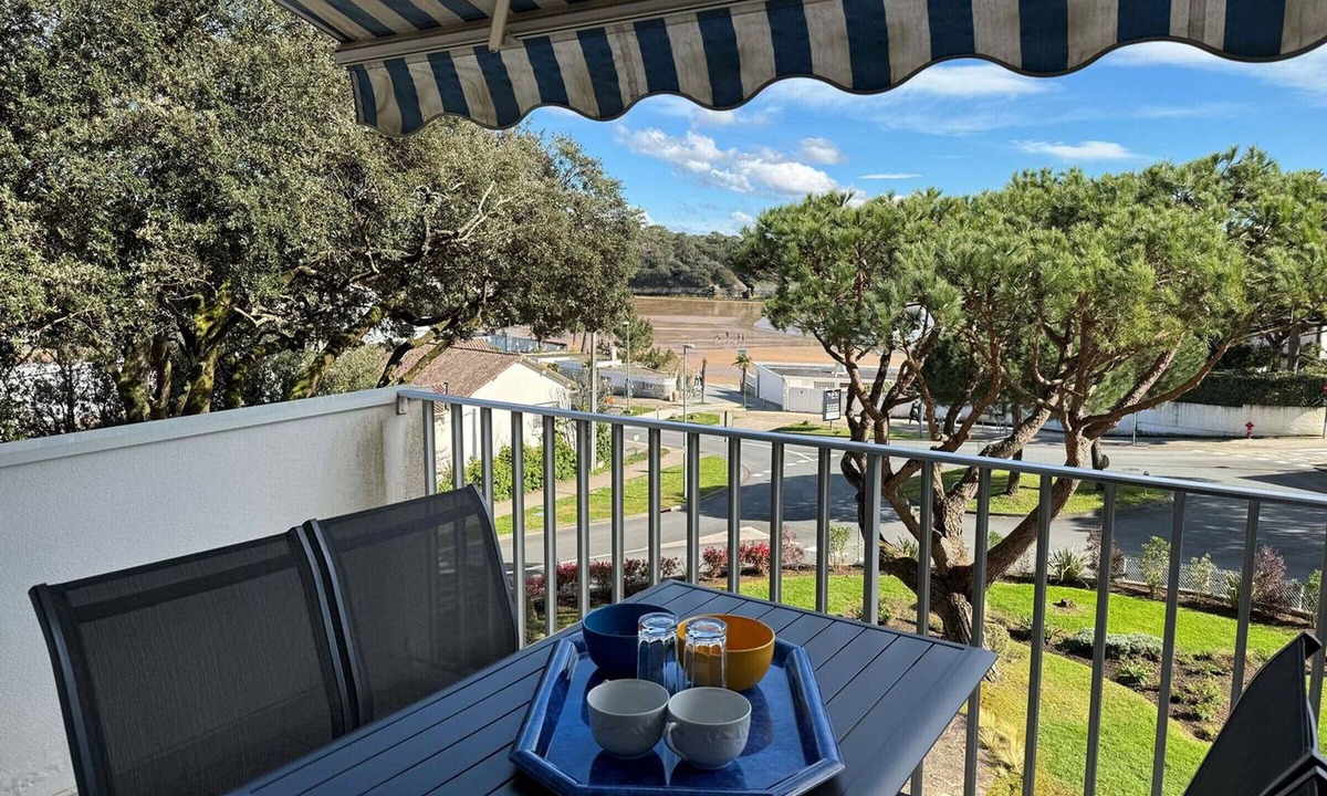 Saint-Palais-sur-Mer Apartment | Modern studio 2* with balcony, St Palais center, secure parking