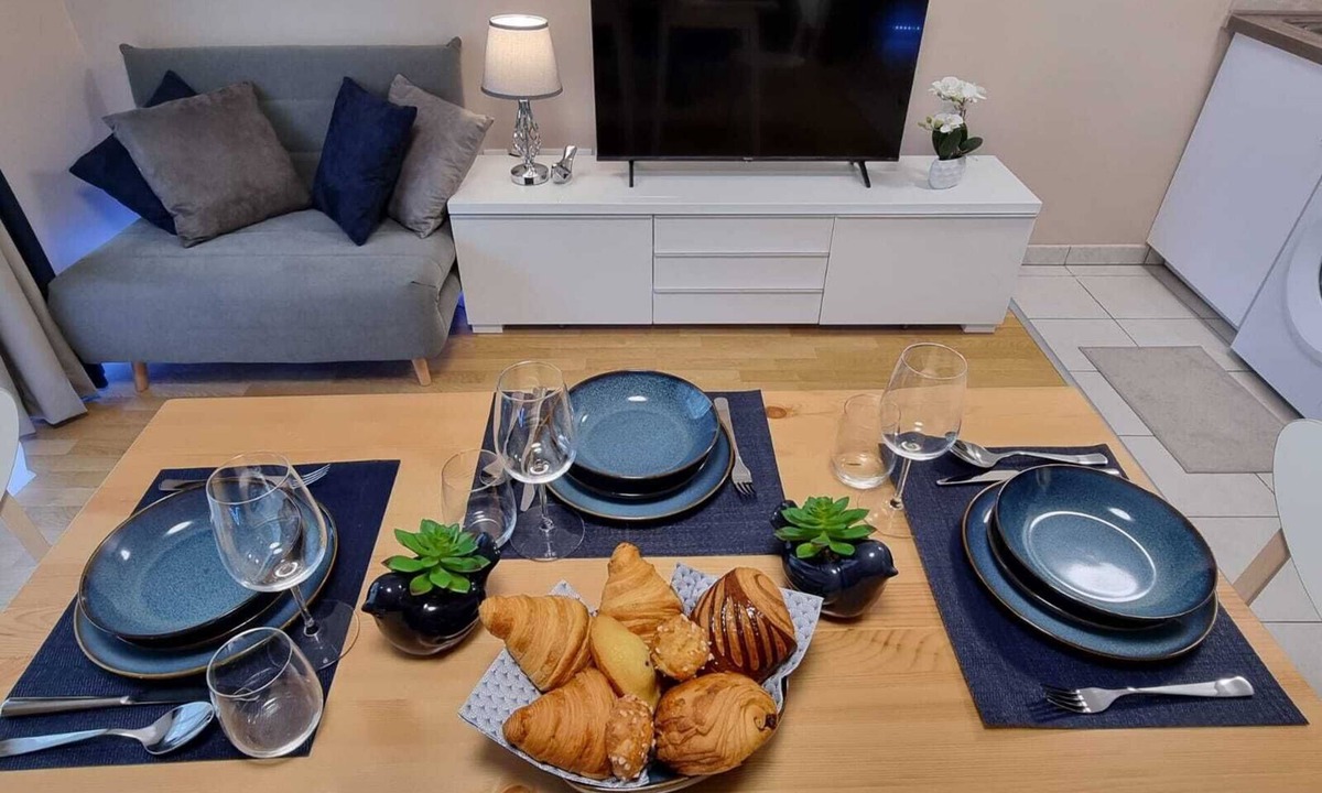 Gennevilliers Apartment | Modern Studio with Balcony, Ideal for Pros and Tourists, Near Paris (32m²)