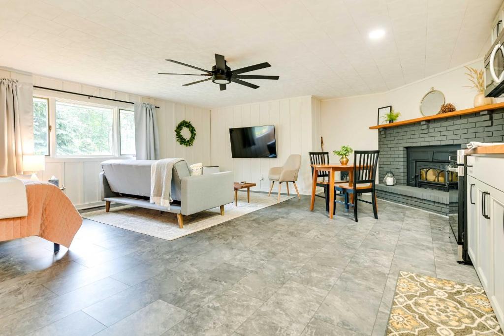 Ballston Spa Apartment | Modern Studio < 13 Mi to Saratoga Racetrack!