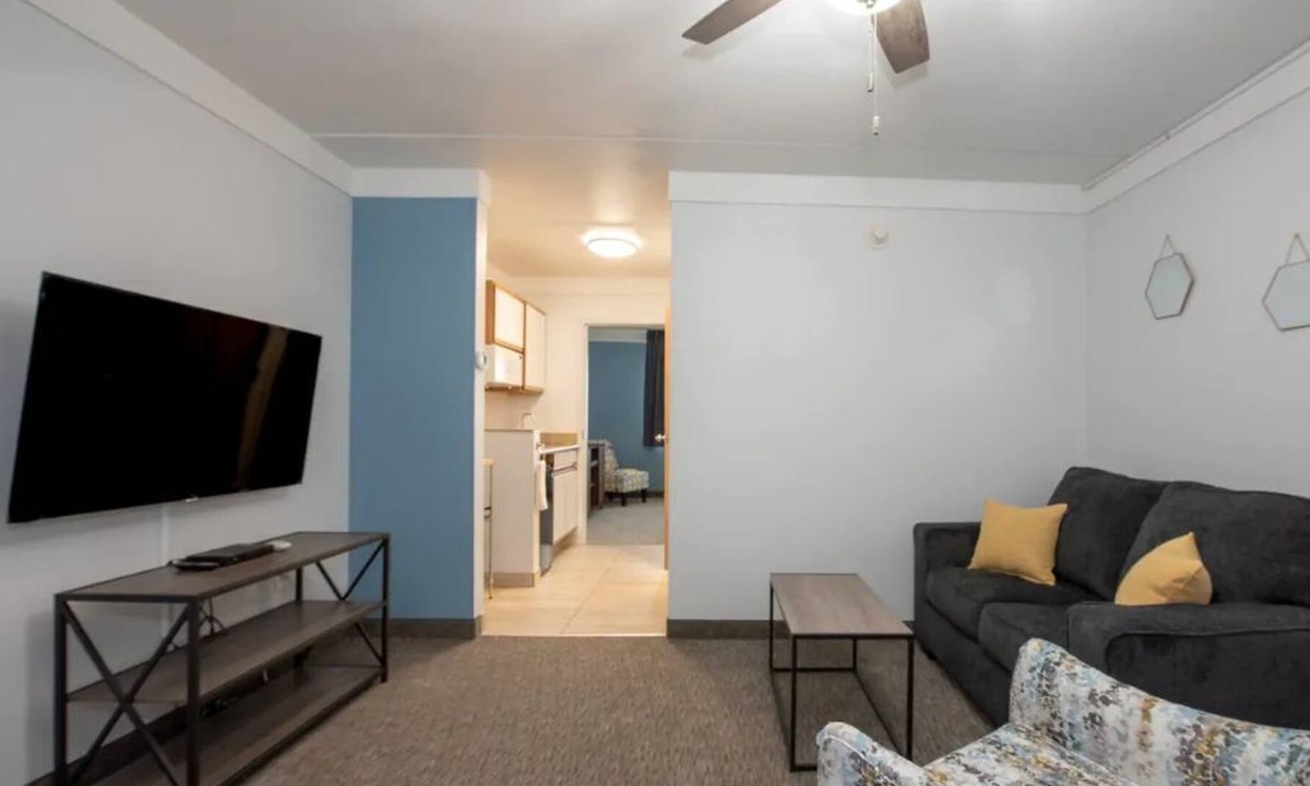 Indianola Apartment | Modern Studio Apartment w/Kitchenette