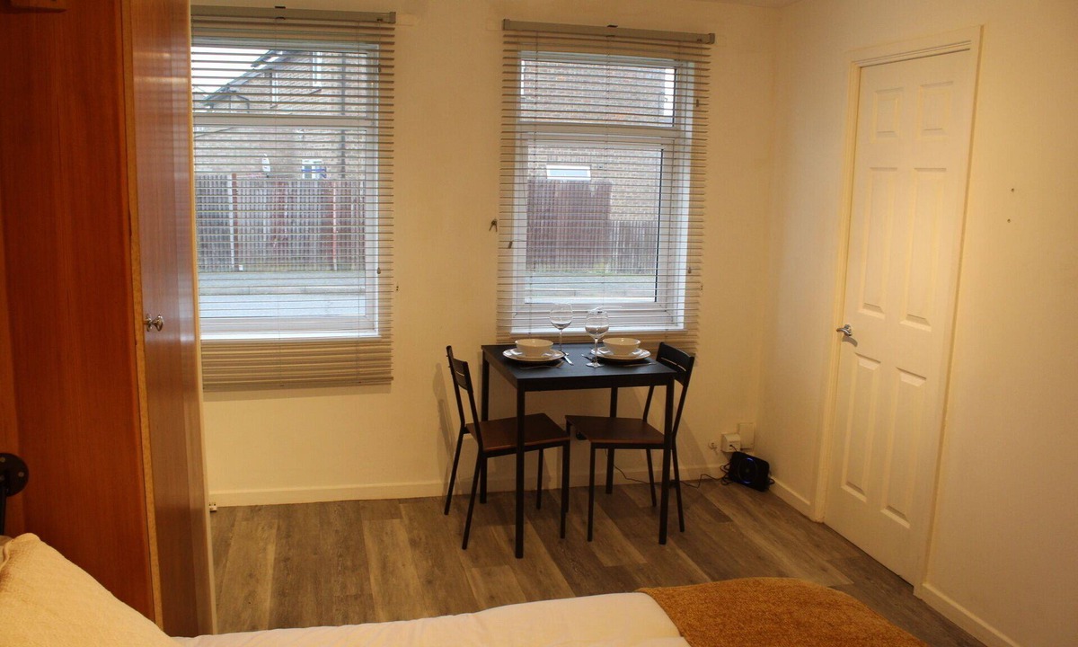 Chatham House | Modern studio apartment with parking