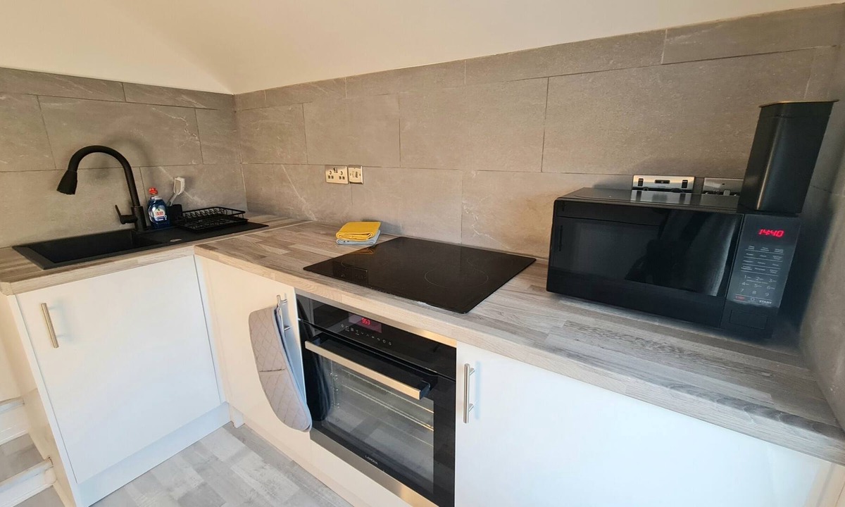 Hanworth Apartment | Modern Studio Apartment