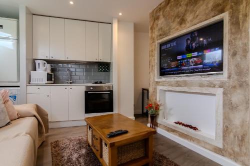 Whitefoot Apartment | Modern Studio Apartment with Free Wifi