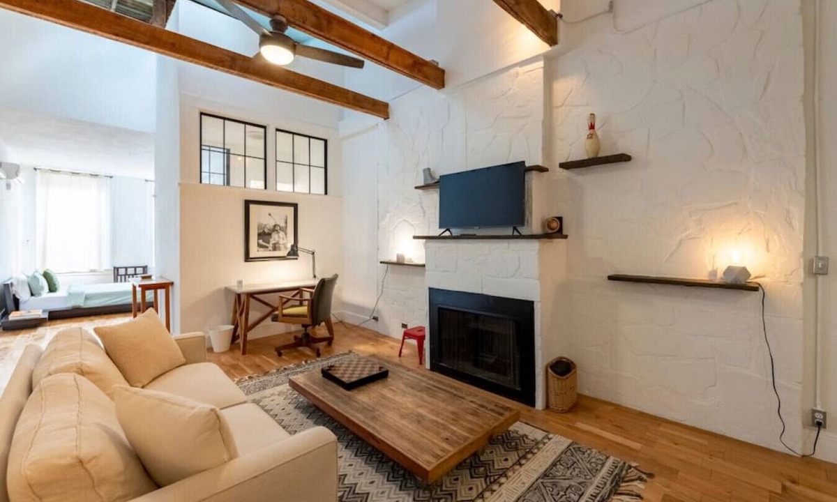 Geneva House | Modern Studio APT in The Heart of Downtown Geneva