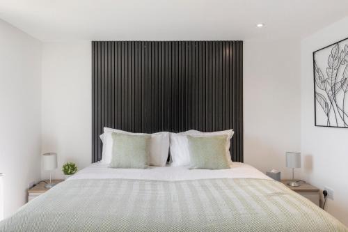 Edgware Apartment | Modern Studio Central Location Private Bathroom and shared Kitchen 2