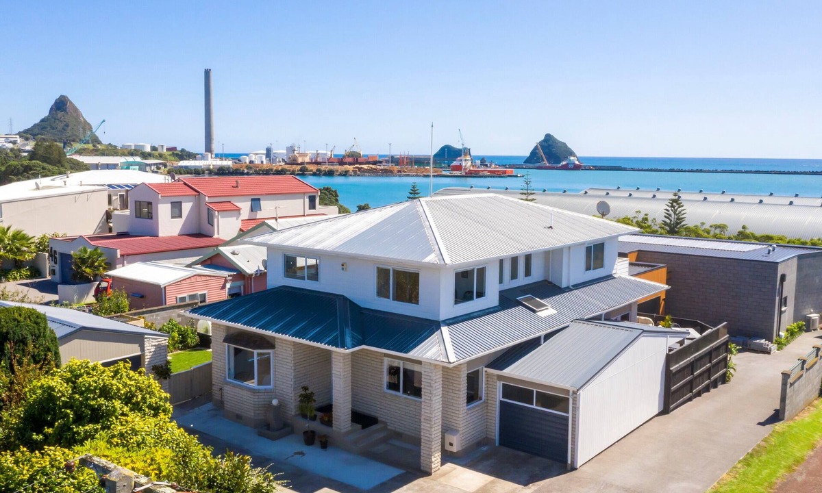 New Plymouth Apartment | Modern Studio, close to Beach and Port