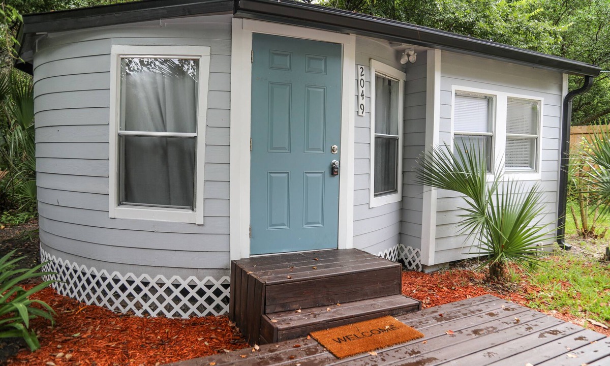 Southbank Cottage | Modern studio cottage with private patio and parking