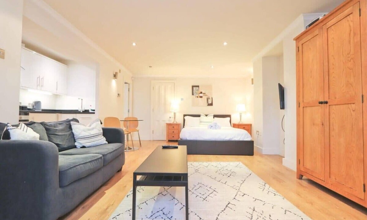 Clifton Apartment | Modern Studio in Desirable Clifton Area