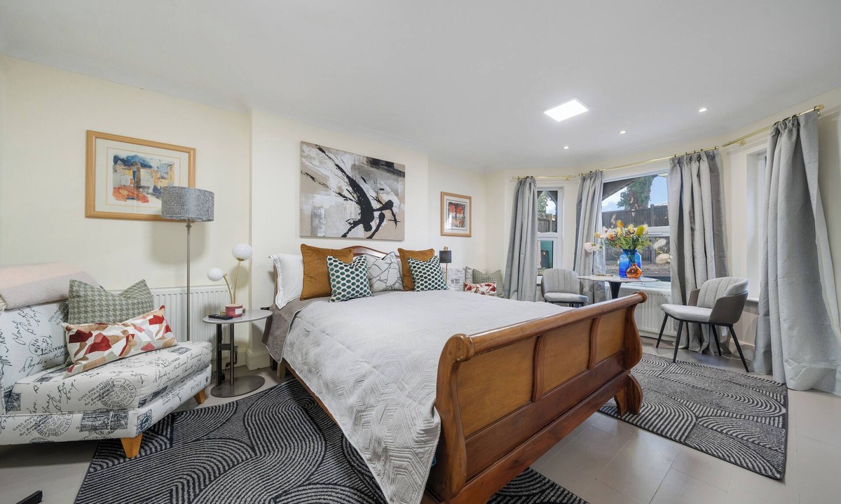 North Acton Apartment | Modern Studio in Leamington Park + Free Parking