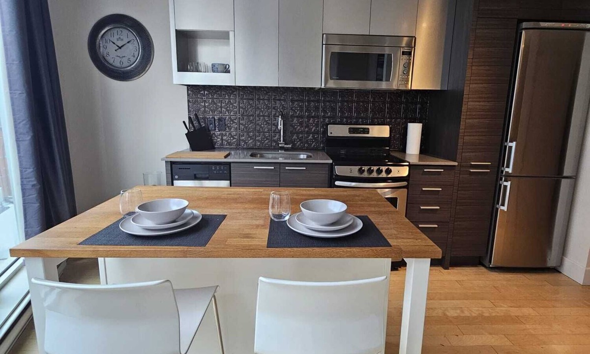 Cite Multimedia Apartment | Modern Studio in Ville-Marie, Steps from Old Port & Downtown
