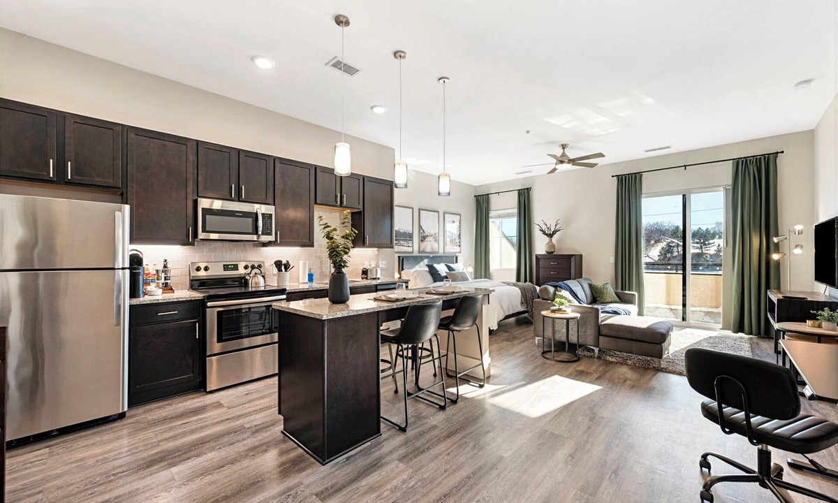 Golden Apartment | Modern Studio Mountain Views Private Patio