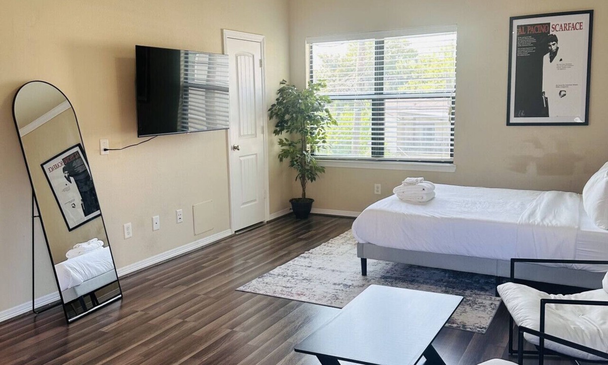 Greater Heights Apartment | Modern Studio Near Dining, Trails & Entertainment