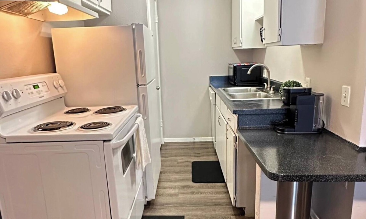 Dawson Apartment | Modern Studio , Near Downtown & Hospitals