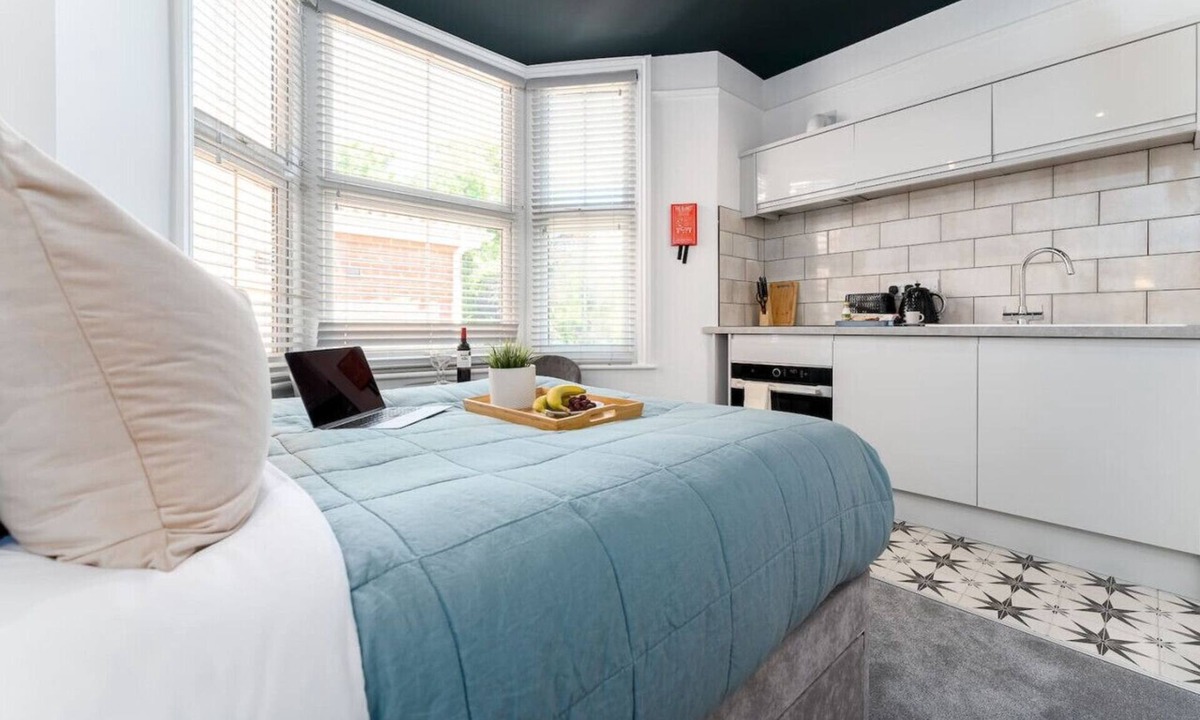 Southampton Apartment | Modern Studio Parking, Laundry & Fast Wi-Fi