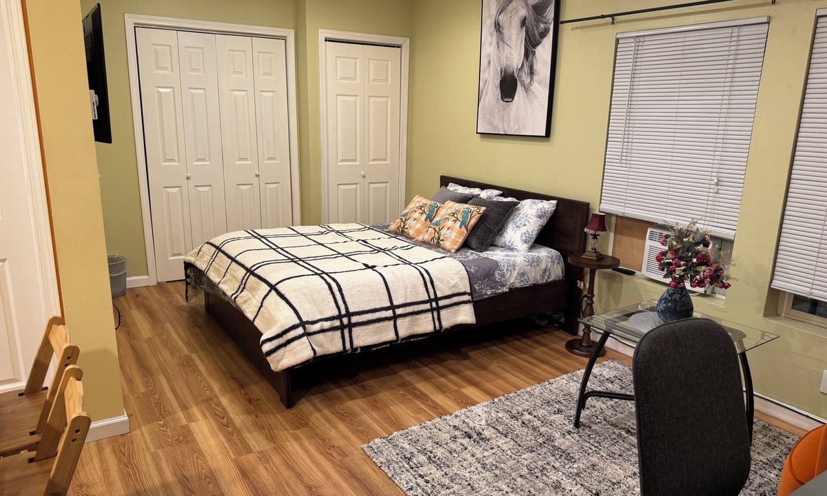 Squire Park Apartment | Modern Studio Prime Location Free Onsite Parking