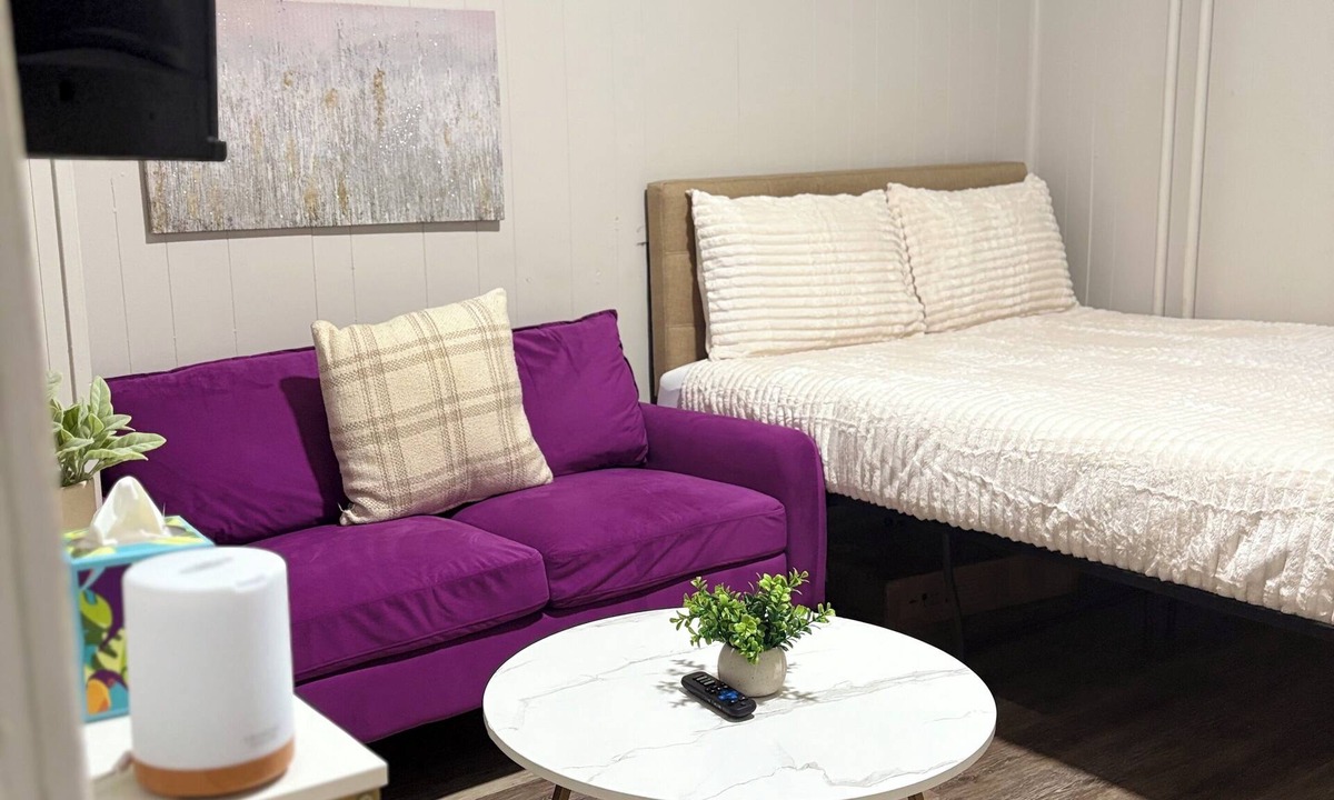 Cumbola Apartment | Modern Studio SmartTV, Coffee Bar & Rainfall Shower