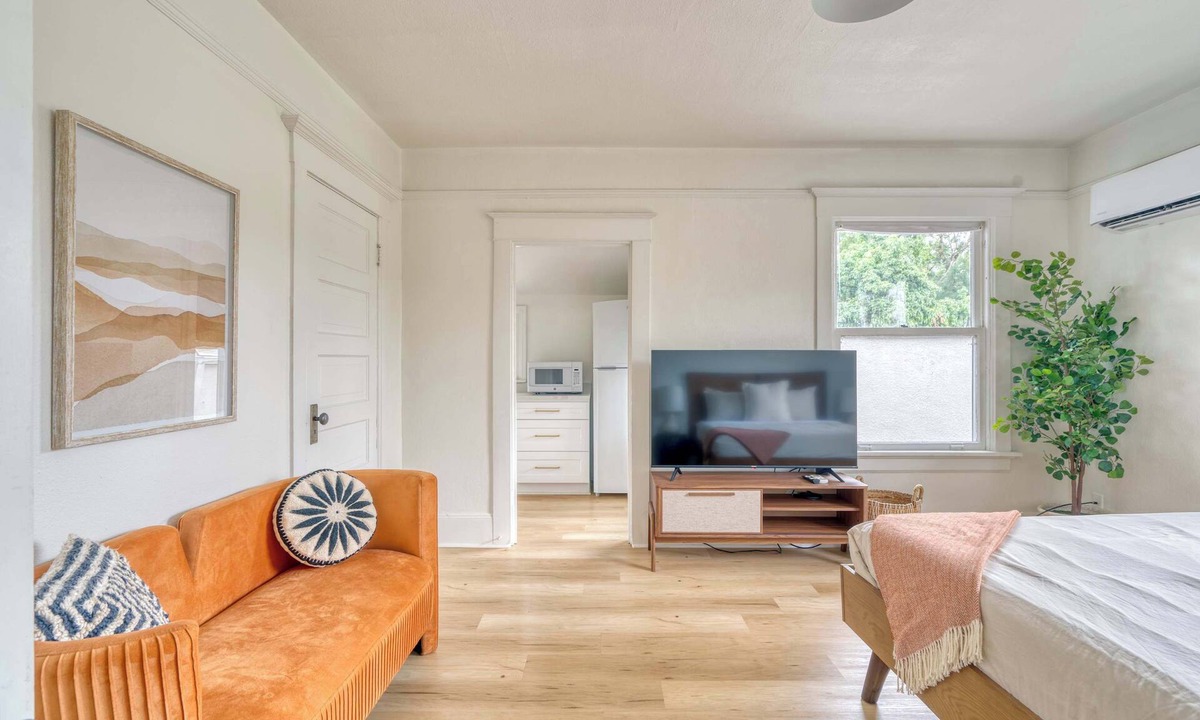 Sullivan's Gulch Apartment | Modern Studio - Sullivan’s Gulch - Walkable Stay