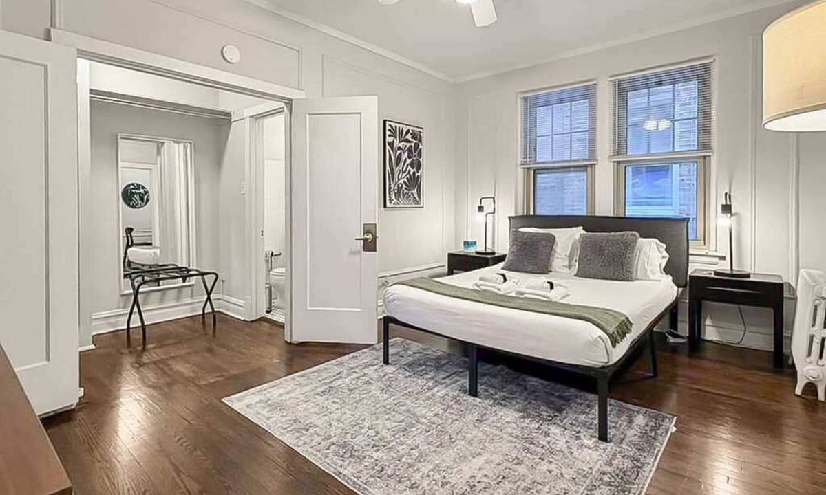 Hyde Park Apartment | Modern Studio Unit Near UChicago