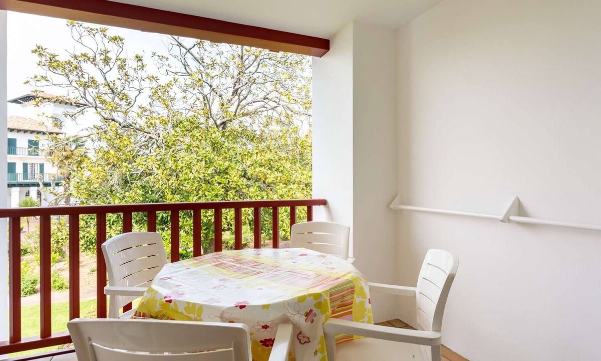 Behobie Apartment | Modern studio with pool and parking, near Basque corniche