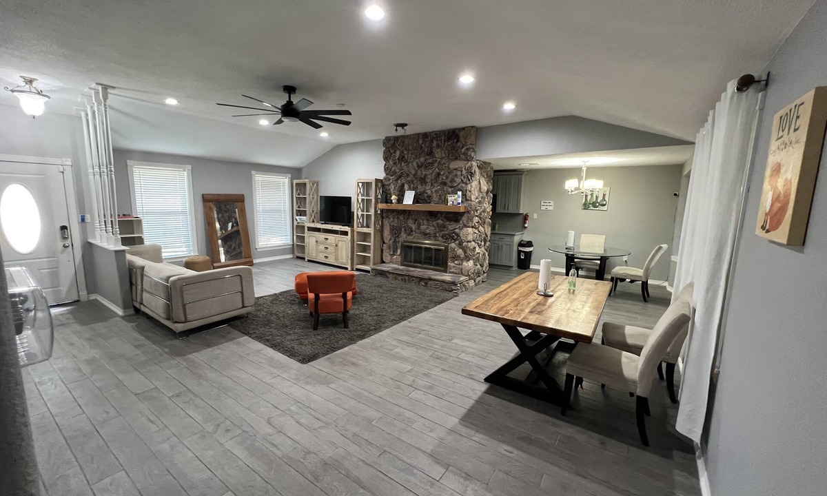 Southbelt/Ellington House | Modern style home! By hobby airport and Nasa. Full kitchen and strong WIFI .