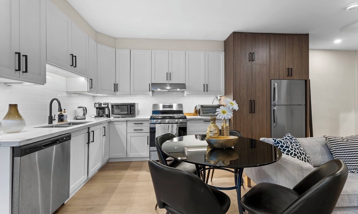 High Park North House | Modern Styled 2B/2B, Full kitchen, Laundry, Parking (paid)