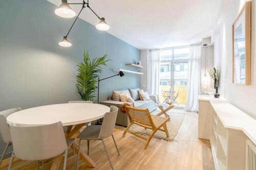 El Parc i la Llacuna del Poblenou Apartment | Modern stylish 3 bedroom Arco de Triunfo