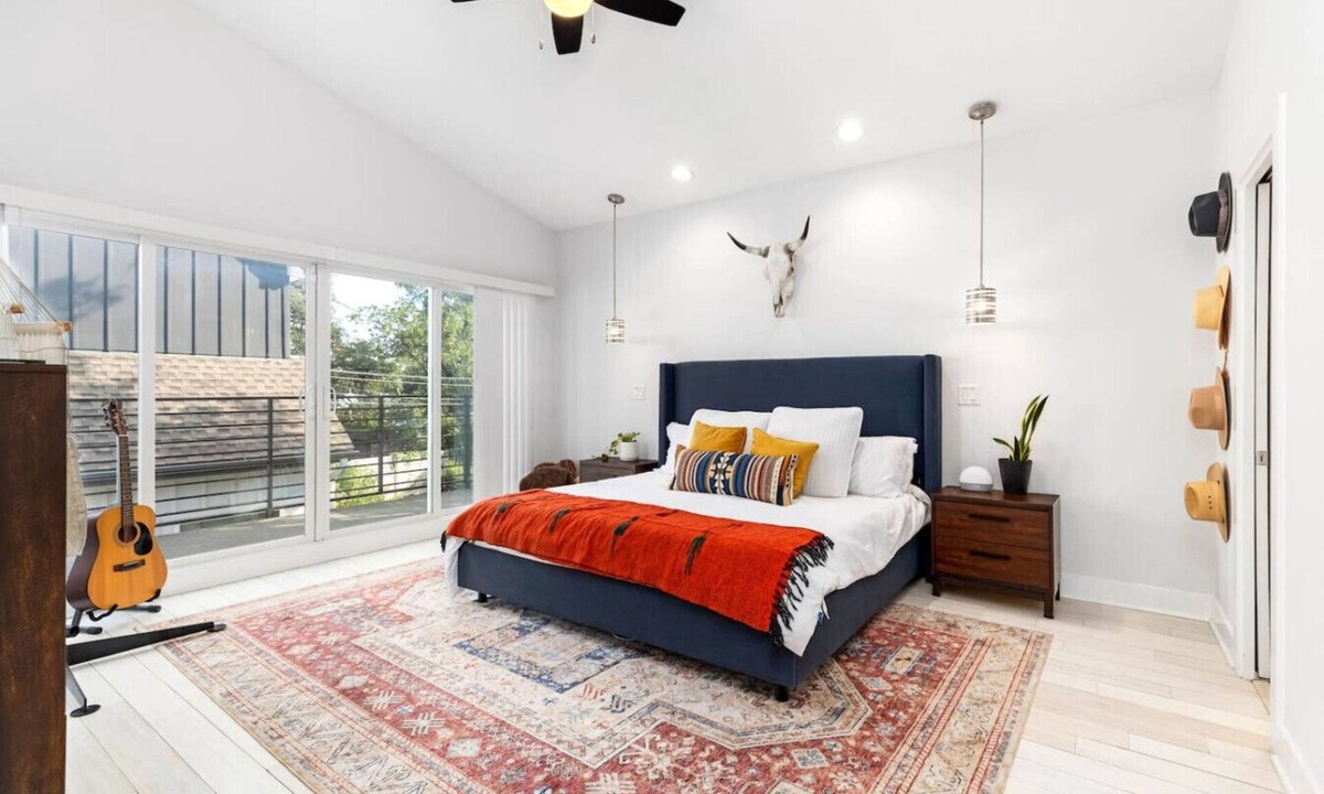 Rosewood Apartment | Modern Stylish Home - Near E. 6th St & Downtown