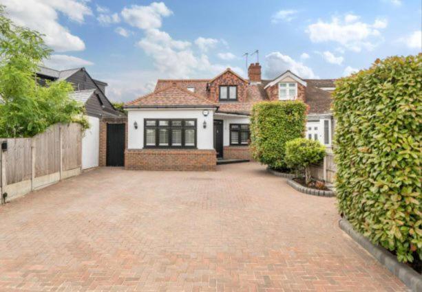 Emerson Park Apartment | Modern, Stylish, Immaculate Bungalow .