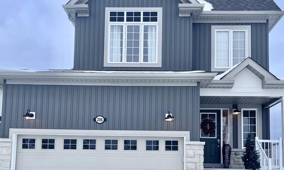 Stayner House | Modern, Stylish & New! Peaceful & Serene Location