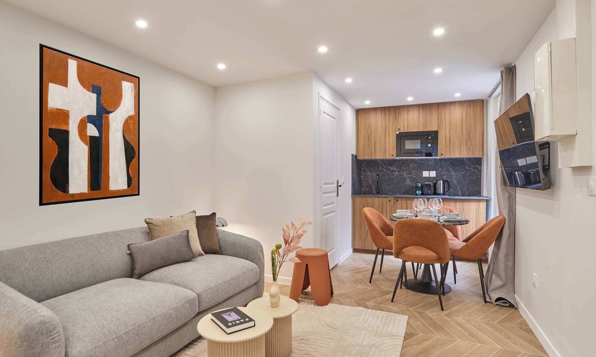 17th Arrondissement Apartment | Modern Suite Center of Paris Montmartre