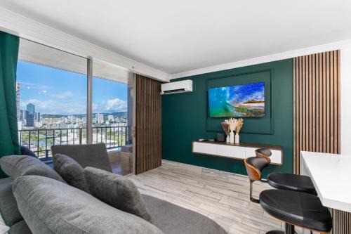 Waikiki Apartment | Modern Suite Free Parking View AC King Bed Kitchen