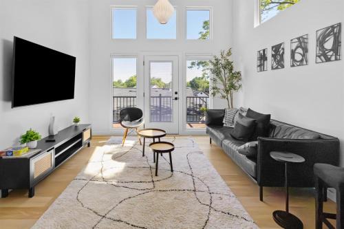 Downtown Apartment | Modern suite Mins from DT Raleigh Workspace