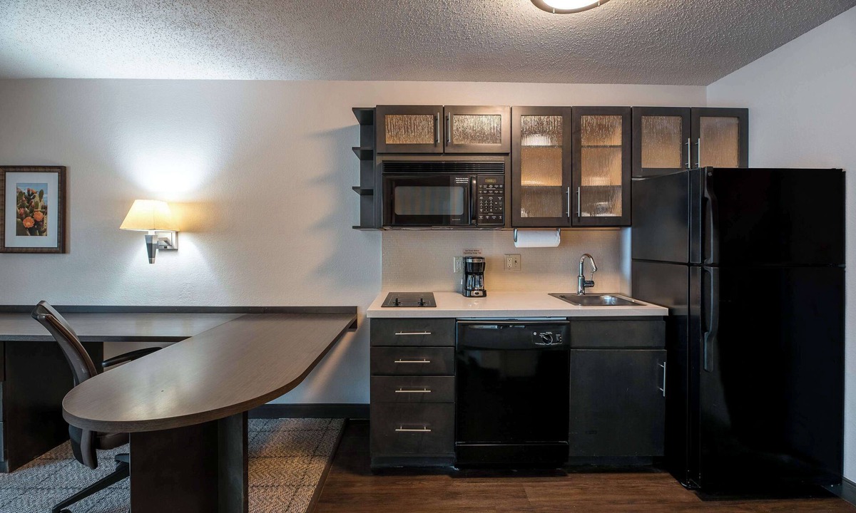 Fossil Creek Hotel | Modern Suite | Pet Friendly | Free Parking