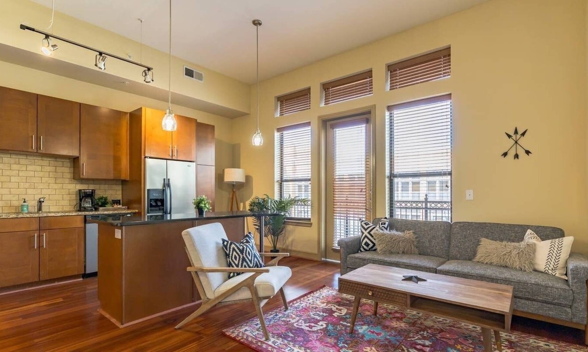 Greenway Plaza-Upper Kirby Apartment | Modern Suite + Pool + Gym